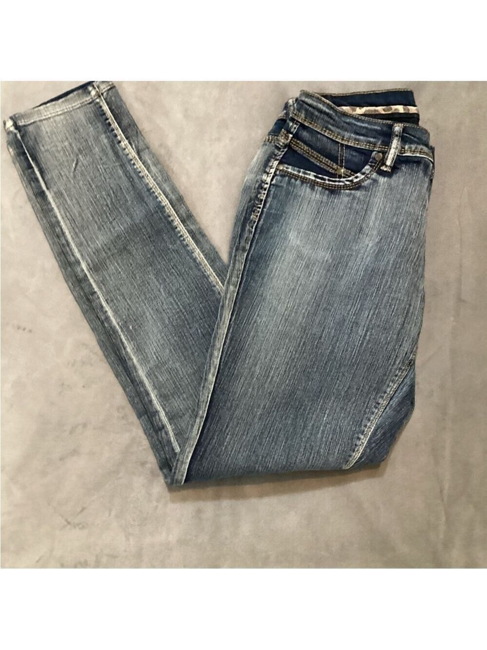 Suko Woman’s size 10 jeans medium light wash distressed skinny front fak…